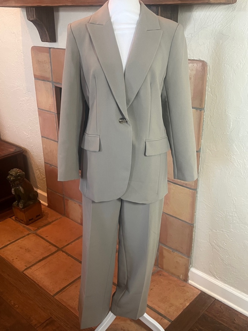 Banana Republic Two-Piece Pants Suit, size 12P (blazer); 12 (pants)